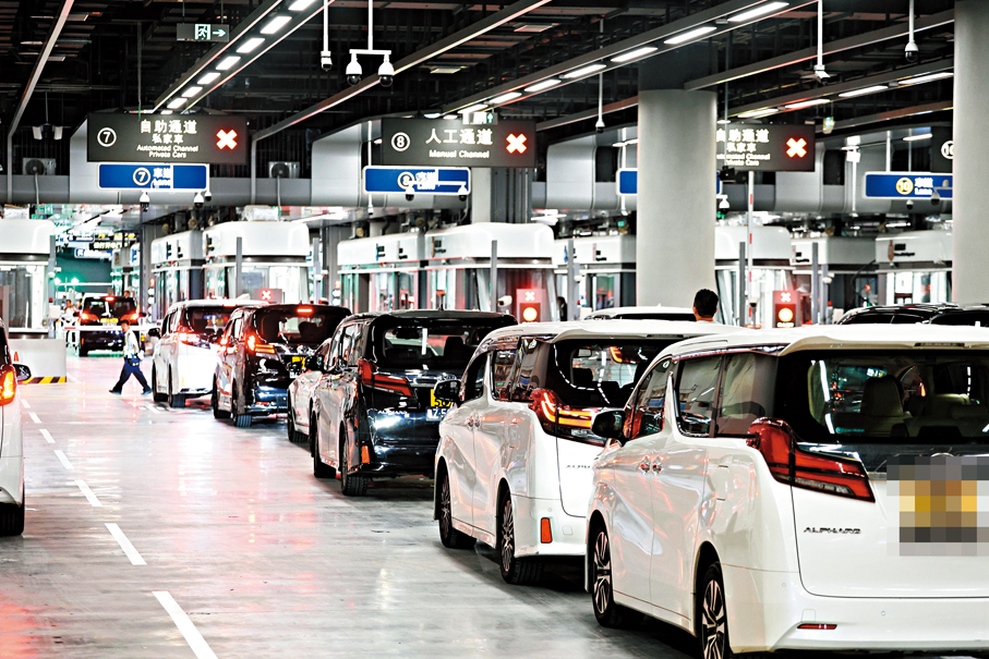 ●私家車在「五合一」車檢通道有序輪候過關。香港文匯報記者黃艾力  攝