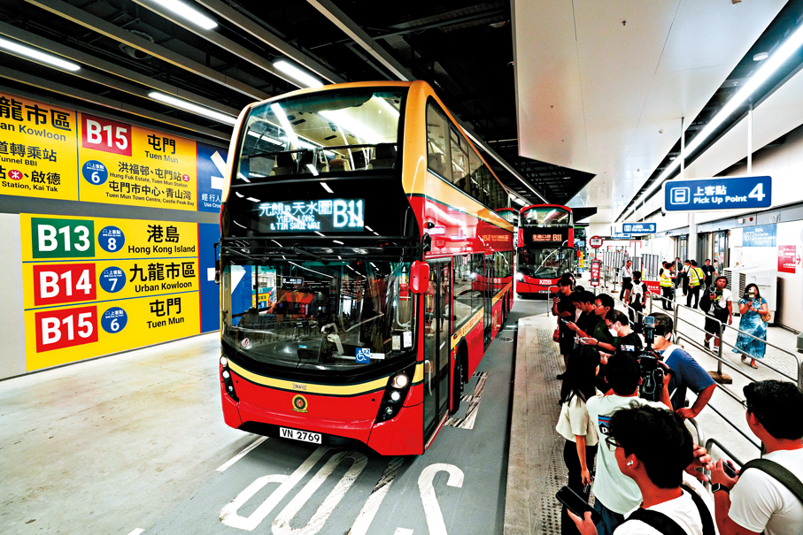 ●旅客在港方口岸區公共運輸交匯處乘坐巴士前往香港市區。中新社
