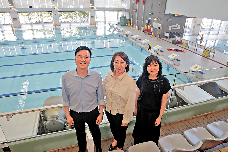 ●左起：康文署總康樂事務經理（水上活動場地）蔡耀國、助理署長（康樂事務）馮妙玲、總康樂事務經理（智能預訂應用）張綺美。香港文匯報記者郭木又  攝