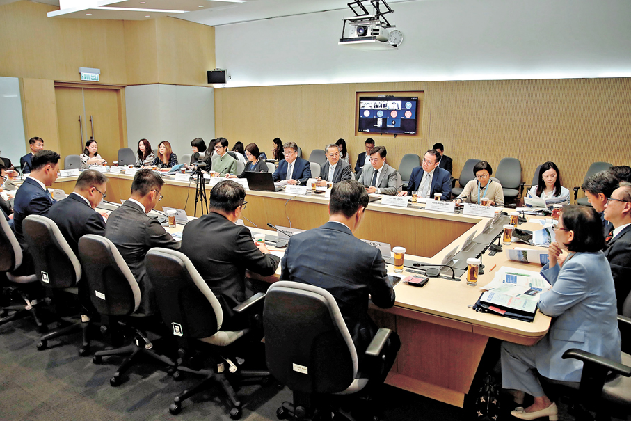 ●商經局向工業貿易諮詢委員會簡介香港第一個五年規劃和施政報告。政府新聞處
