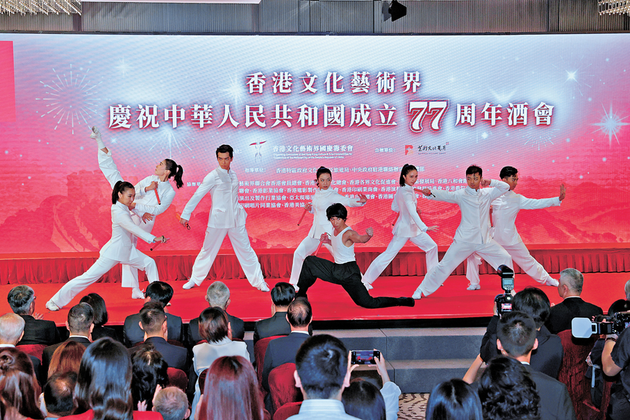 ●香港舞蹈團以《武道》選段演出，展現本港演藝人才的活力與創意。 香港文匯報記者北山彥  攝