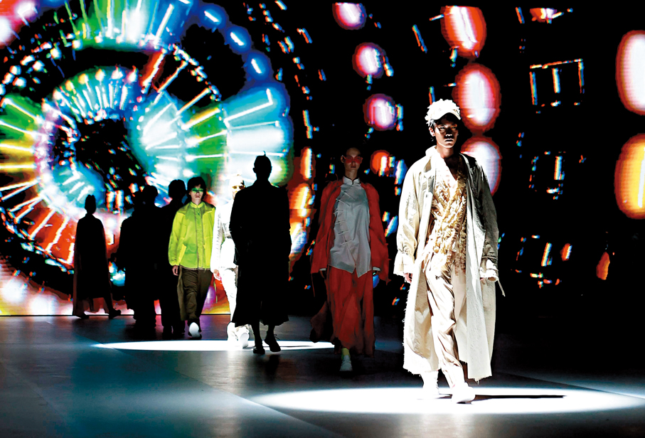 ●Fashion Hong Kong時裝匯演在CENTRESTAGE舞台上演，由112 mountainyam率先打響頭炮。