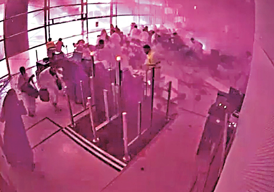 ●哈立德國王國際機場10月10日遇襲一刻的監控片段曝光，可見民眾慌忙逃命。 美聯社
