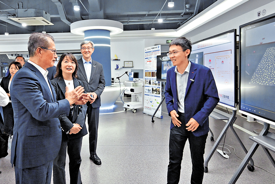 ●陳茂波（左一）昨與代表團成員參訪南京大學腦機接口研究院。 政府新聞處