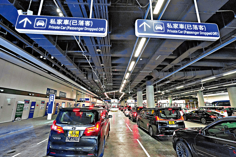 ●陳美寶表示，會透過偵測器實時掌握人流車流，盡快調撥分流。   香港文匯報記者曾興偉  攝