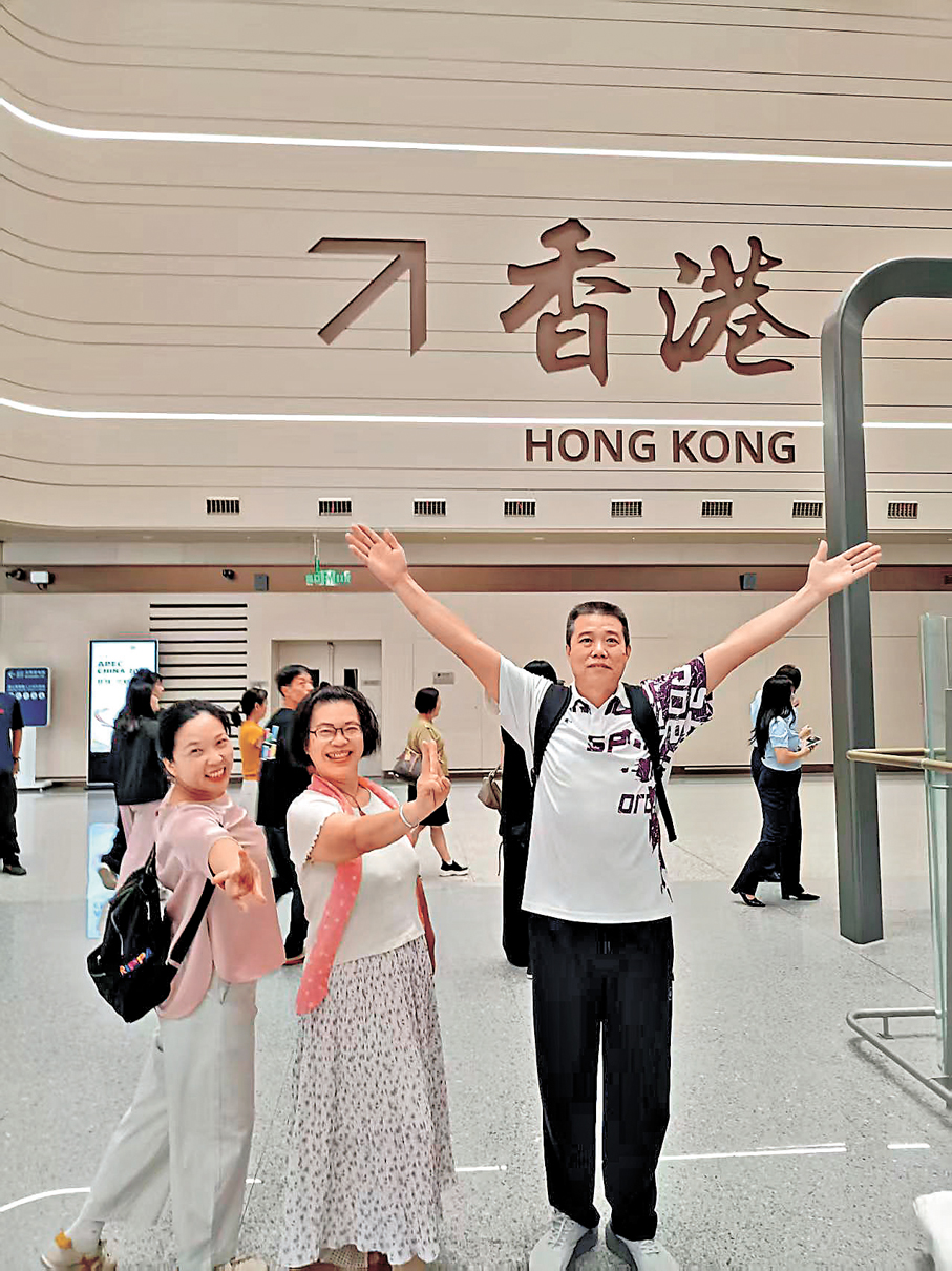 ●內地旅客準備過關前，在出境處拍照留念。 香港文匯報記者李昌鴻  攝