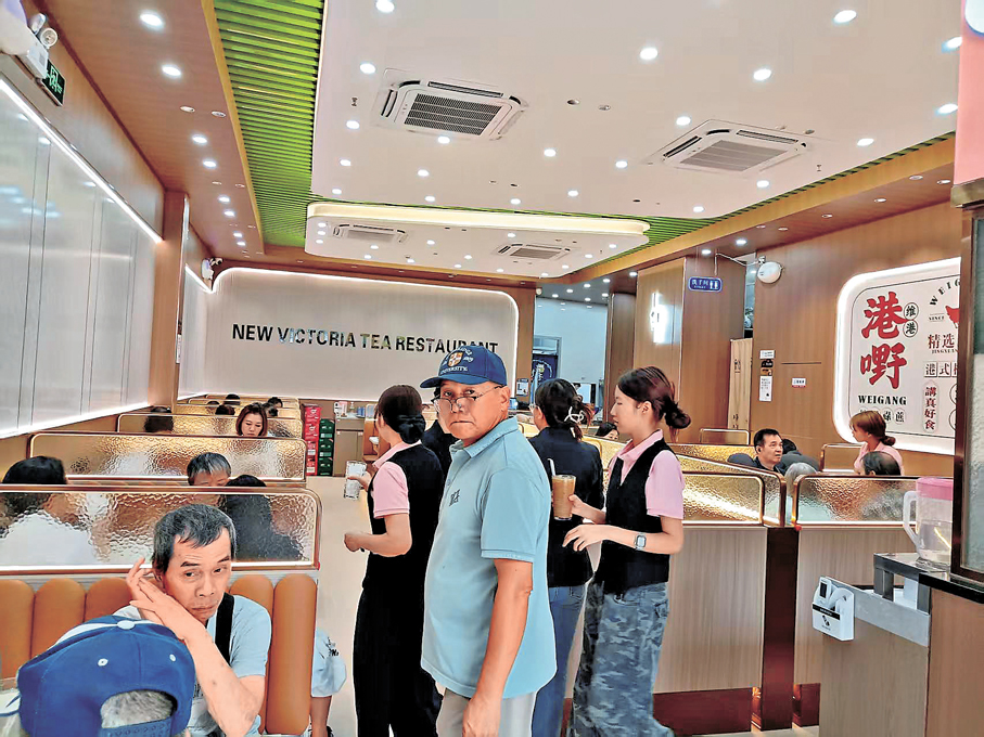 ●皇崗口岸附近的港式茶餐廳顧客爆滿。   香港文匯報記者李昌鴻  攝