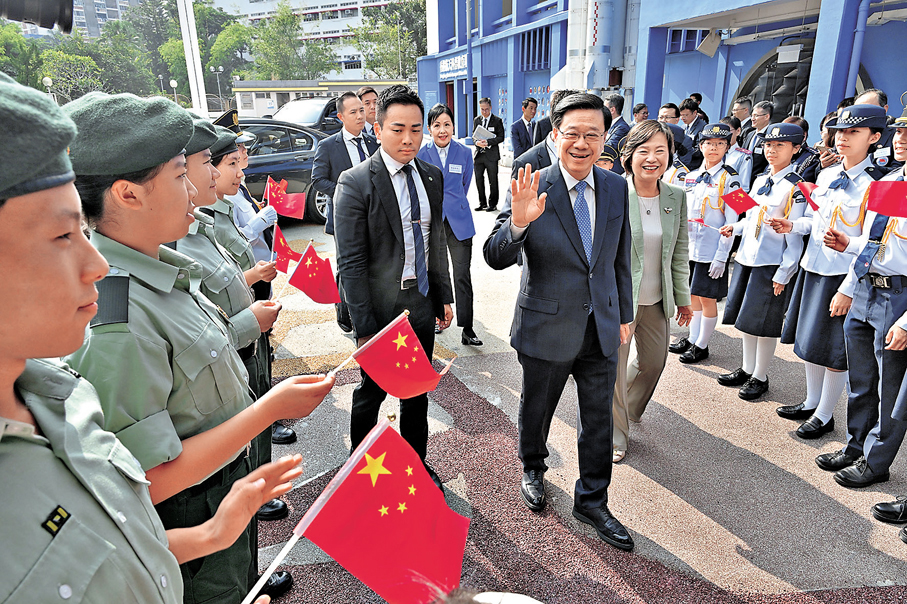 ●學生歡迎行政長官李家超進場。政府新聞處