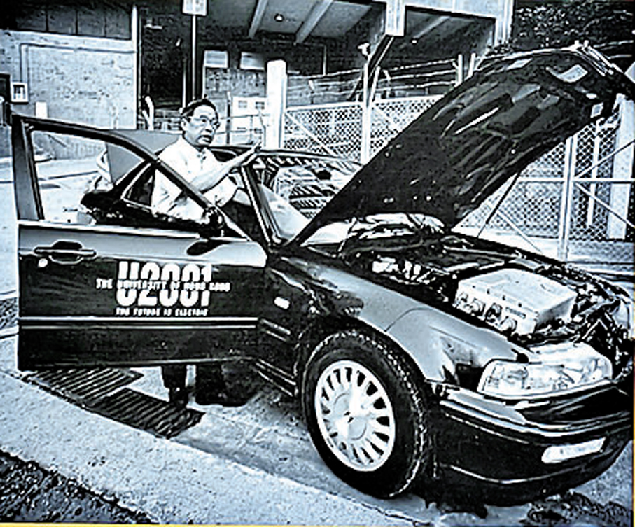 ●陳清泉被譽為「亞洲電動汽車之父」。圖中展示1999年他在香港大學電動機車實驗室與港大研製的電動汽車U2001的合影。