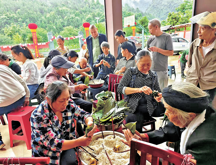 ●桑植縣五道水鎮團堡社區在進行包糉子比賽。 香港文匯報記者姚進  攝
