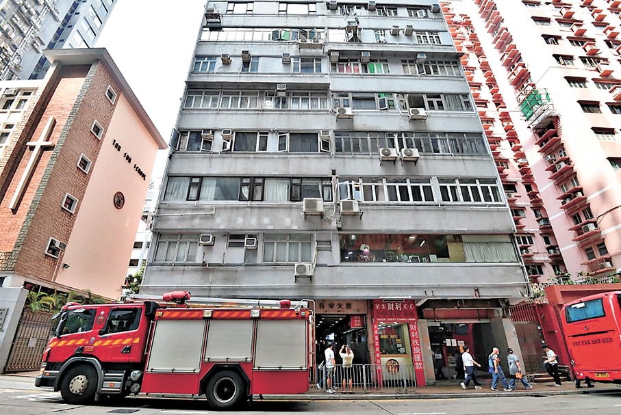 ●消防員處理居民被困升降機。香港文匯報記者林兆崙 攝