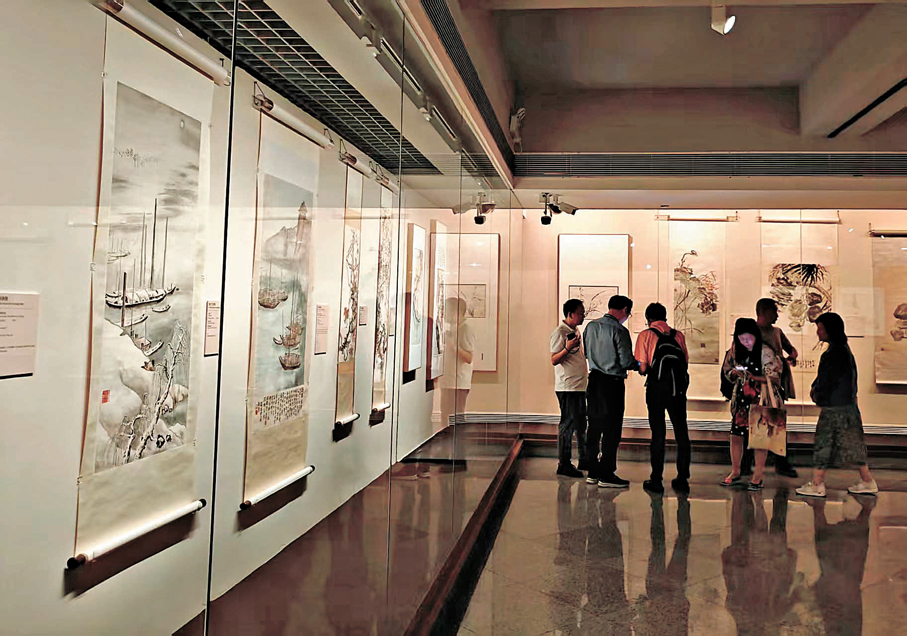 ●展覽現場，來自香港、澳門、廣州等地的藝術愛好者認真觀展。 記者熊君慧 攝