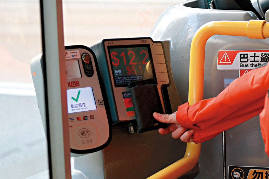 ●圖為市民上車時進行電子支付。資料圖片