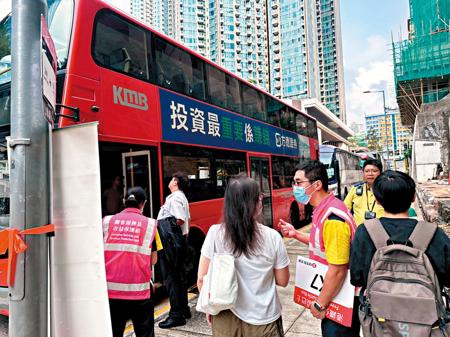 ●昨日事故期間港鐵安排接駁巴士疏導受影響乘客。 港鐵圖片