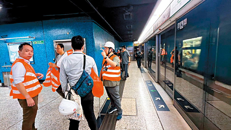 ●港鐵藍田站相隔15小時再有設備冒煙而封閉，暫停列車服務。 網上圖片