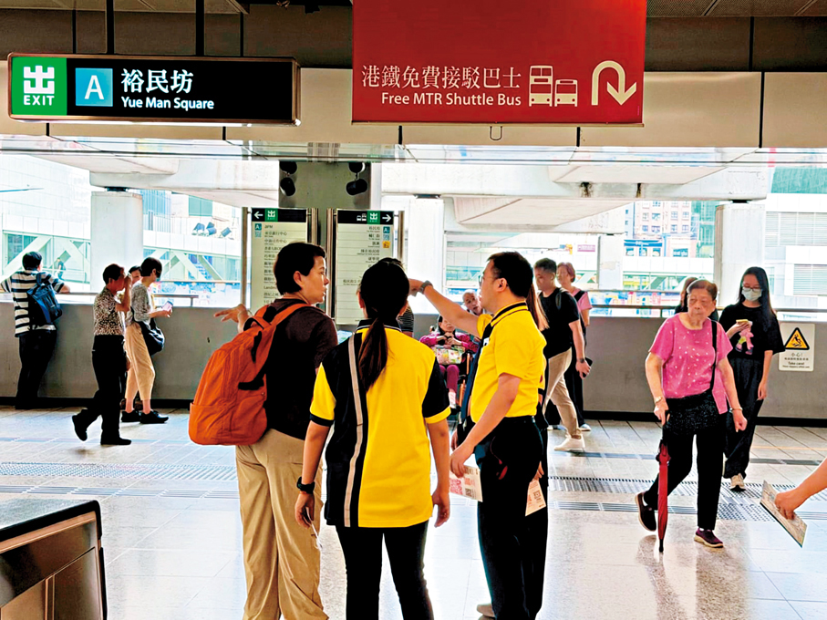 ●昨日事故期間港鐵增派人員在車站協助受影響乘客。 港鐵圖片