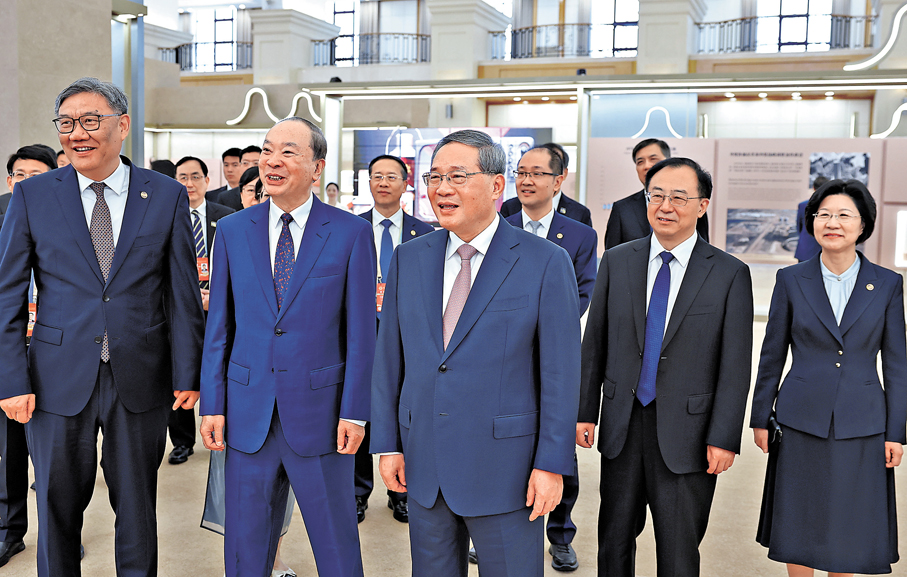 ●10月14日上午，國務院總理李強在廣州出席「廣交世界70年」座談會。這是座談會前，李強參觀「廣交世界70年」主題展。 新華社