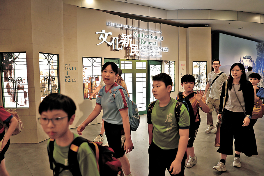 ●市民學生參觀「國家發展成就系列：文化新民—香港達德學院育才之路」展覽。 香港文匯報記者萬霜靈 攝