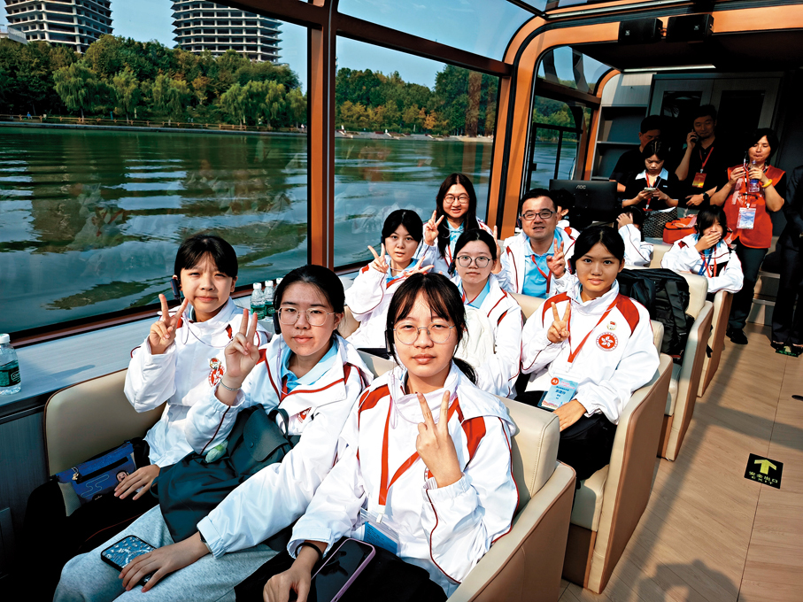 ●訪京團成員登上遊船，遊覽北京（通州）大運河文化旅遊景區。 學校供圖