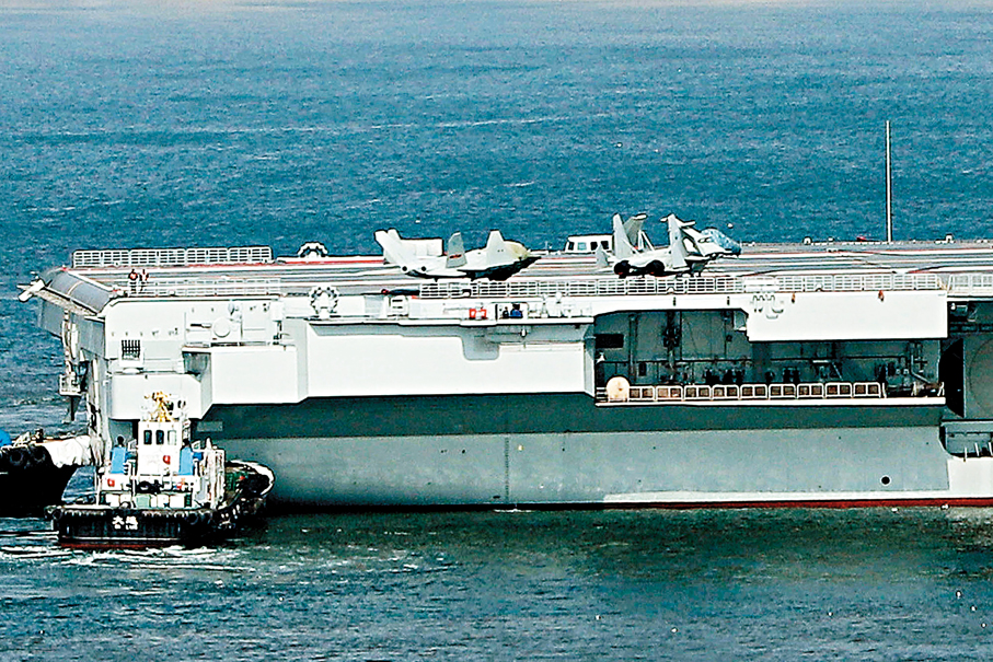 ●遼寧艦甲板上曾出現殲-35全尺寸模型（左）。 資料圖片