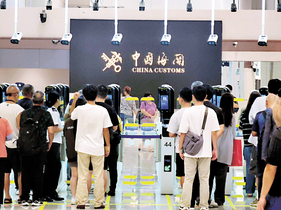 ●新皇崗口岸全面推行「一地兩檢」，香港入境處/海關與深圳邊檢/深圳海關在口岸邊界線上並排設置查驗設施，旅客只需排一次隊，便可完成兩地手續。