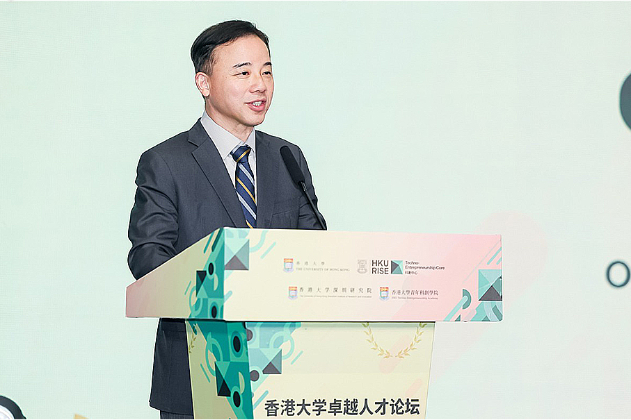 ●港大既要做聚焦一隅的明鏡，也要做一面折射萬象的棱鏡，更要在不確定中掌握衍射的奧妙。圖為張翔於「香港大學卓越人才論壇」中致辭。 資料圖片
