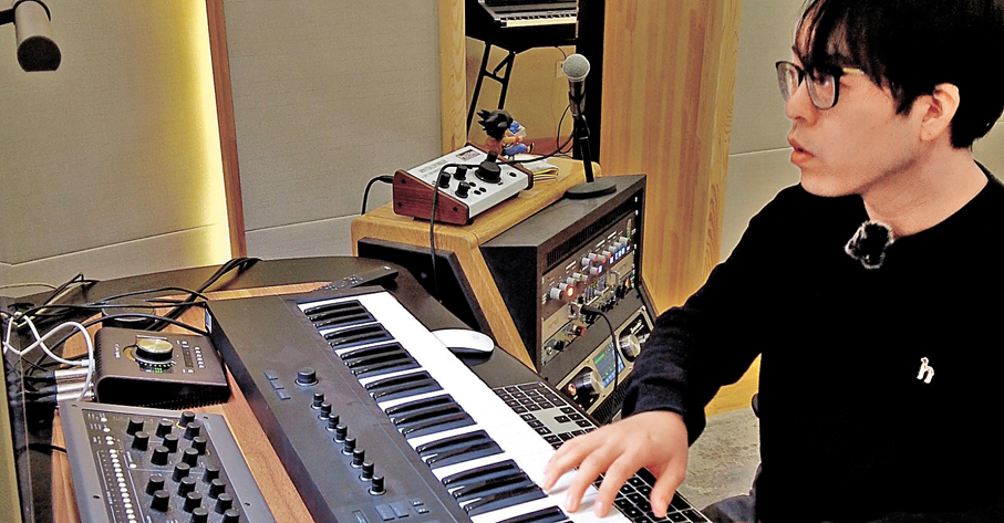 ●于海航在其工作室創作音樂。