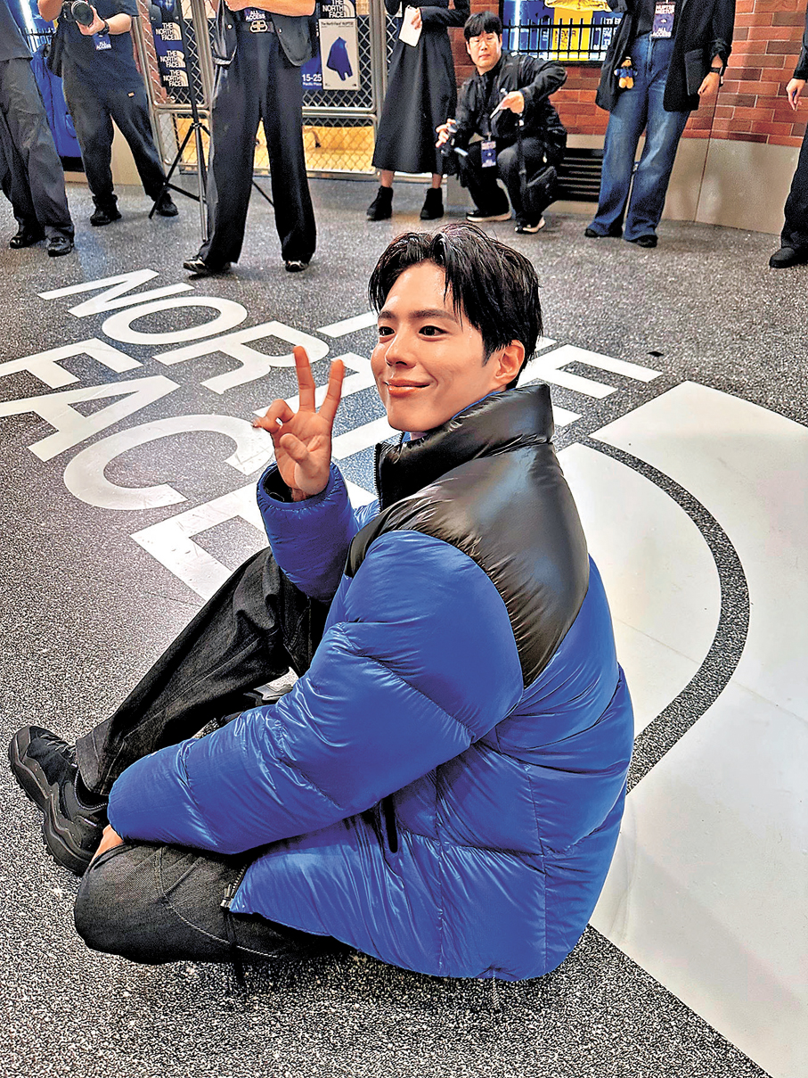 ●朴寶劍主動坐在地上拍照。 香港文匯報 記者林子棠  攝