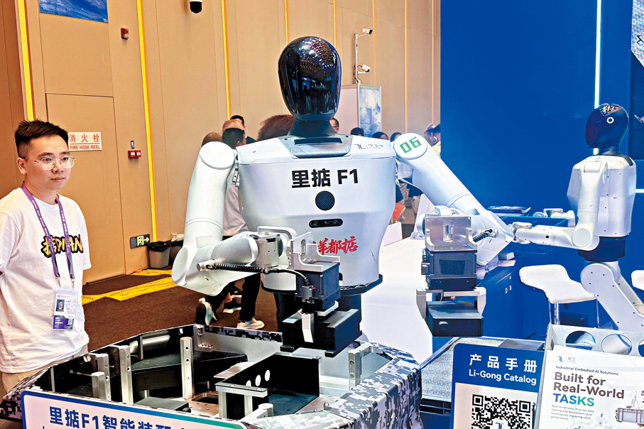 「里掂F1」人形機器人●該機器人擁有30個自由度，作業精度達±0.05毫米，腰部採用三摺疊設計，手部操作可覆蓋0.2米至2米的空間高度。其搭載SLAM技術和人工智能算法，具備自主導航、決策能力，雙臂負載可達12公斤，可完成複雜工業場景中的高精度作業。 香港文匯報記者李紫妍  攝