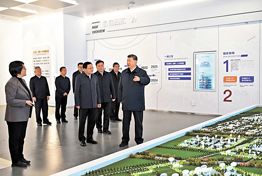 ●10月16日，中共中央總書記、國家主席、中央軍委主席習近平在內蒙古自治區烏蘭察布市考察。這是習近平在察哈爾高新技術開發區考察，了解綠色算力產業發展等情況。     新華社
