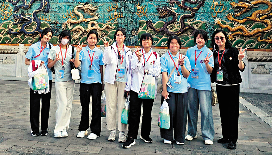 ●師生參觀故宮博物院。 學校供圖