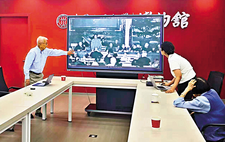 ●在作口述史過程中，龍繩德先生逐一梳理老照片的時間線索，深情講述了影像背後的歷史往事。受訪者供圖