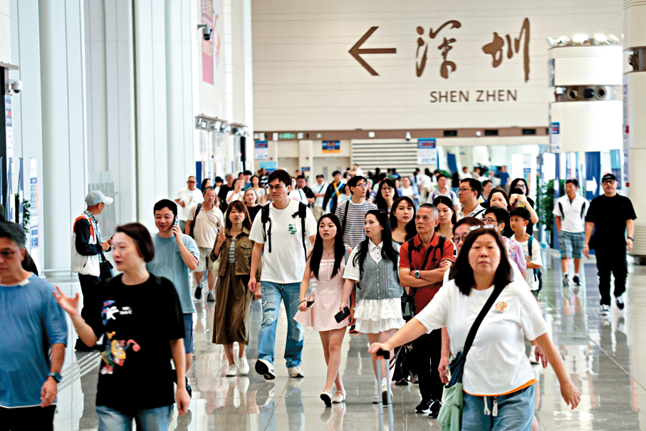 ●新皇崗口岸首個周末通關情況。香港文匯報記者北山彥  攝