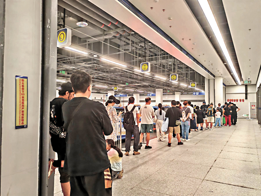 ●出租車等候區，不到2分鐘乘客就可以上車。 香港文匯報記者石華  攝