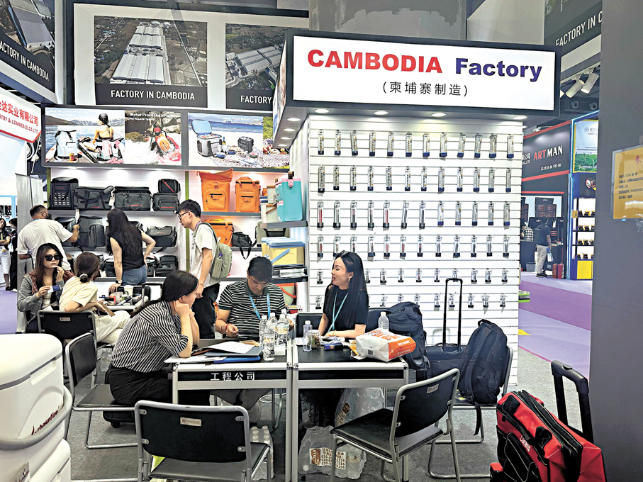●廣交會上，不少企業在展位打出了「柬埔寨製造」等標識，顯示企業在亞太地區的多元布局。