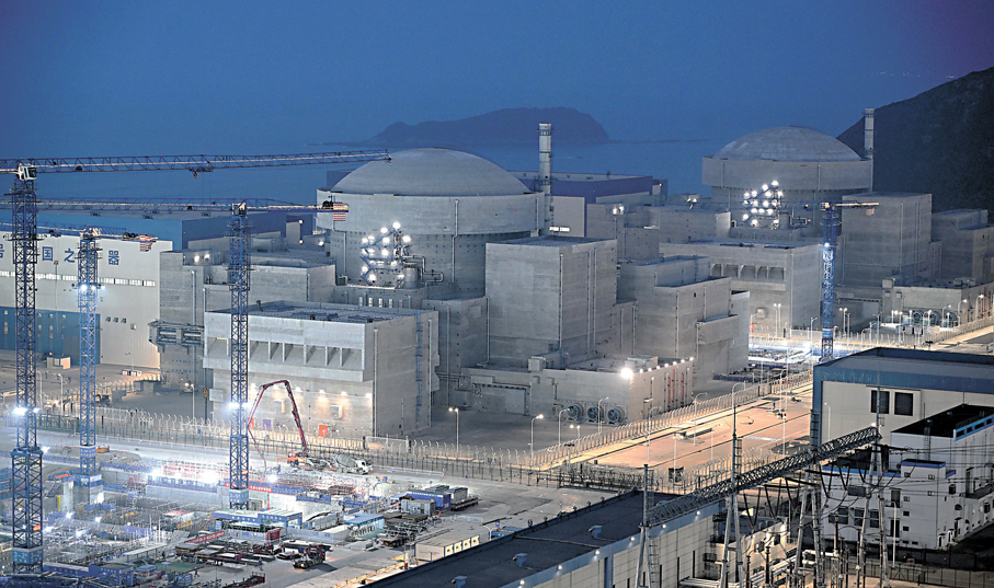 ●生態環境部新設兩司均涉核電安全。圖為早前拍攝的中廣核廣東太平嶺核電項目1號機組、2號機組夜景。 資料圖片