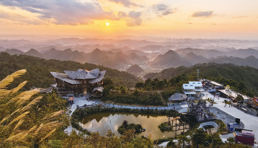 ●貴陽花溪九道拐·追風里機車與山野休閒綜合體的夕陽。        黃鋒 攝