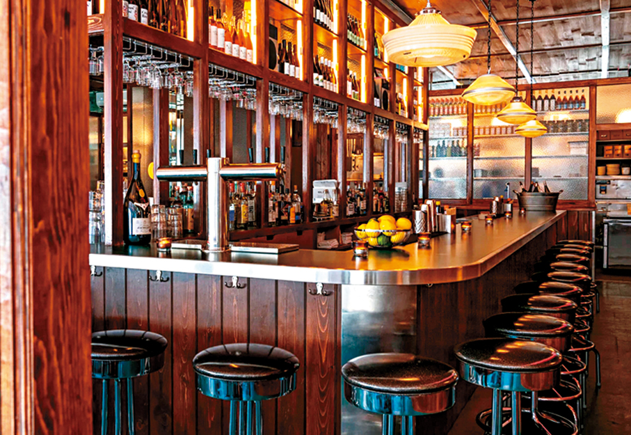 位於美國紐約市下東城的熱門餐酒館 Eel Bar，受獨自用餐者青睞。