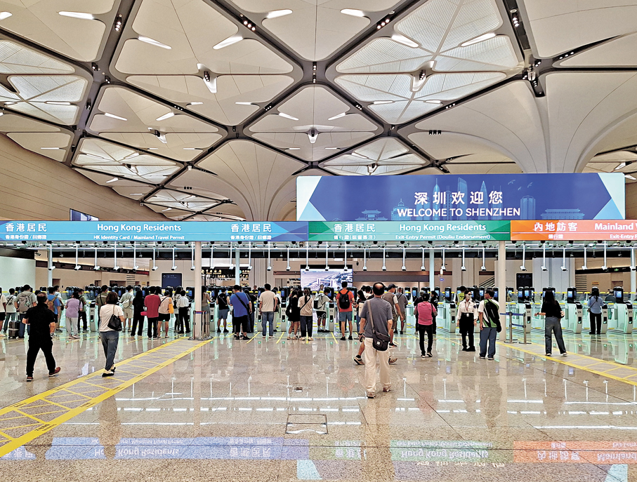 ●旅客從皇崗口岸旅檢層前往深圳。 香港文匯報記者黃艾力  攝