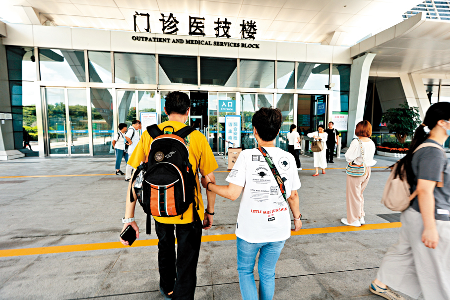 ●陳先生（左）跟許多香港病人一樣定期北上求醫，購買價格遠低於香港的抗癌藥物。 香港文匯報記者黃艾力  攝