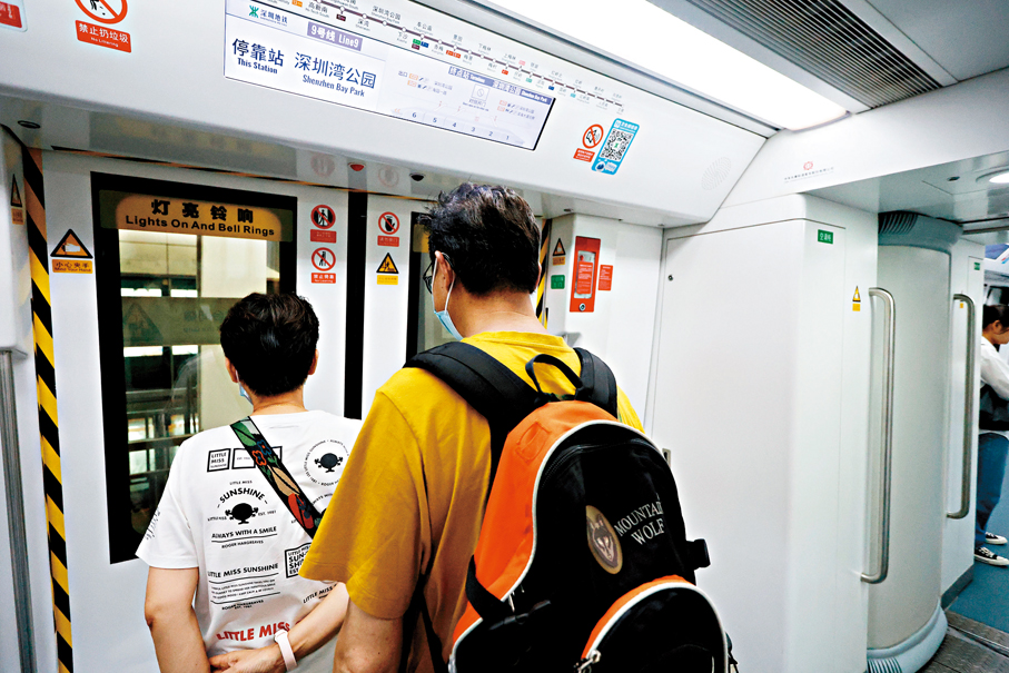 ●為了買到救命藥，陳先生（右）從香港到深圳求醫耗時四五小時，對羸弱之軀是一場煎熬。 香港文匯報記者黃艾力  攝