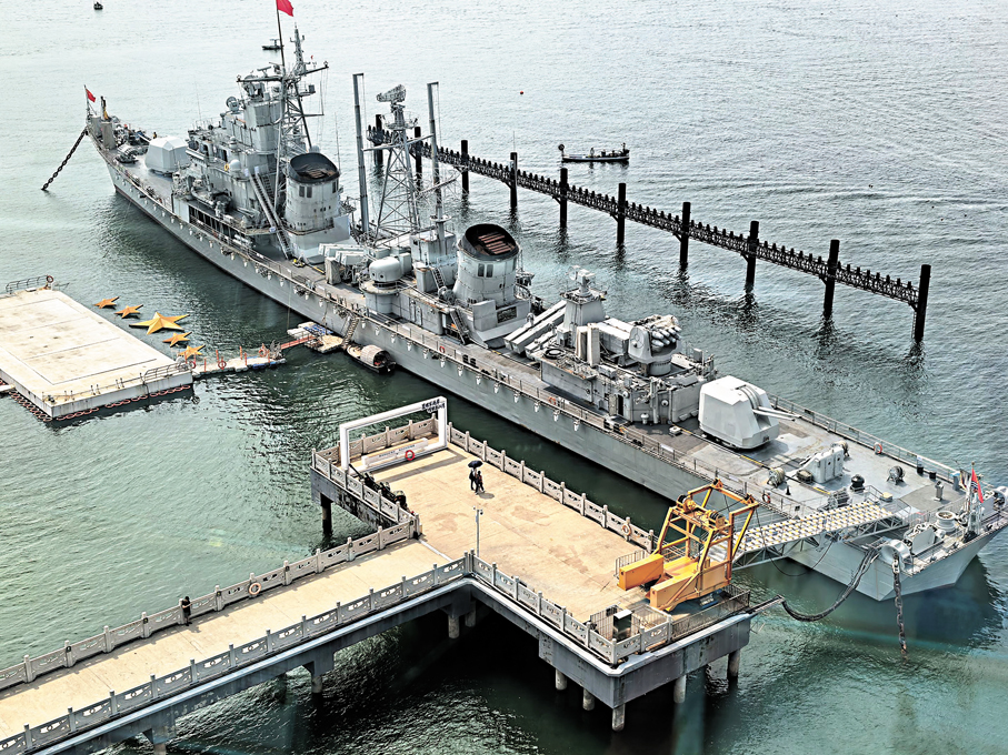 ●湛江軍事文化博覽園中退役的165湛江艦。