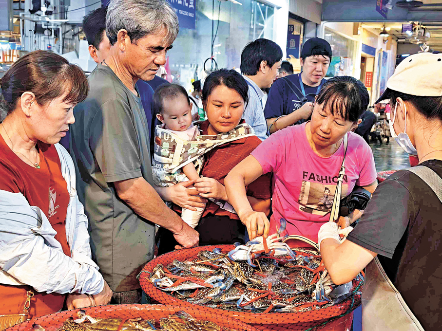 ●遊客來到湛江漁人碼頭海鮮市場，品嘗地道湛江鮮味。