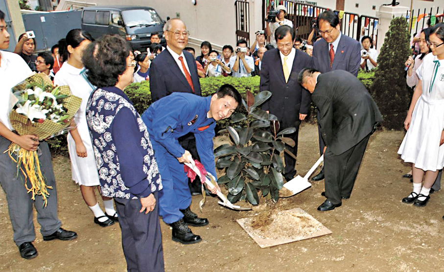 ●吳康民一生致力弘揚家國情懷，積極促進內地與香港交流。圖為航天員楊利偉到港交流時於培僑中學種下樹苗，吳康民與培僑師生共同見證。 資料圖片