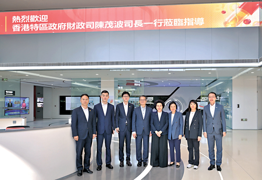 ●陳茂波在南京和代表團成員參訪一家醫藥企業。陳茂波網誌圖片