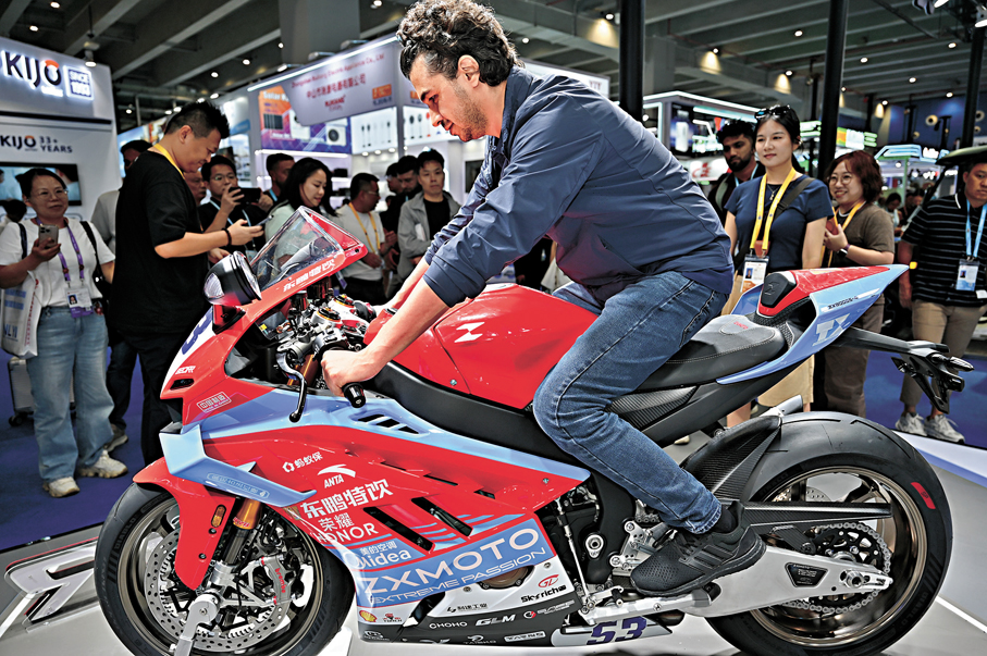 ●張雪機車展台的820RR-R機車吸引境外採購商體驗。中新社