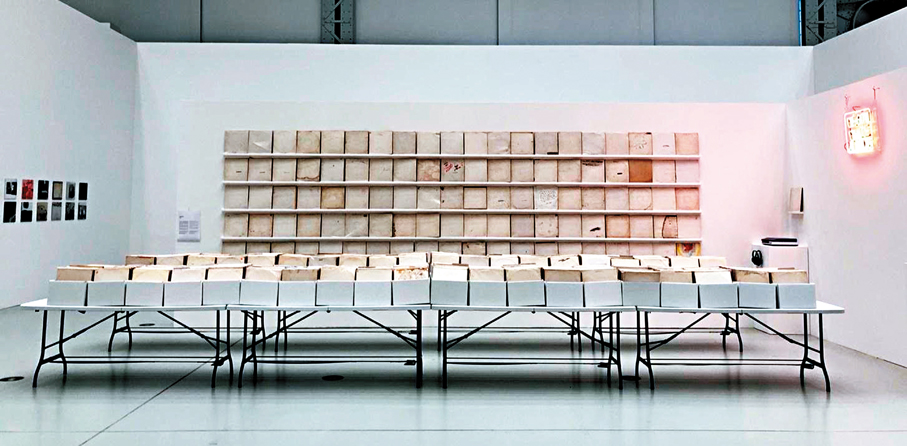 ●作品《We Buy White Albums》，2006 - 2025。
