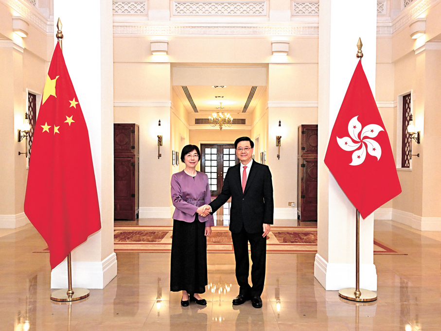 ●香港特區行政長官李家超（右）昨日在禮賓府與亞投行行長鄒加怡（左）會面。 政府新聞處