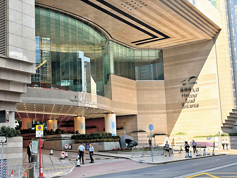 ●舉行APEC財政部長會議的香港會議展覽中心已準備就緒。 香港文匯報記者黃宇威  攝