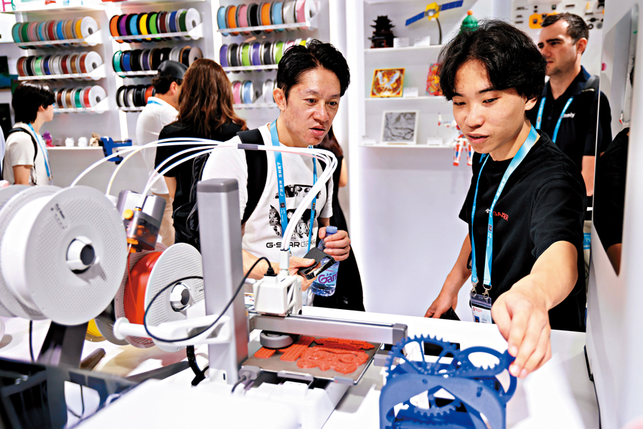 ●10月15日，境外採購商在參觀了解一款3D打印機。 新華社